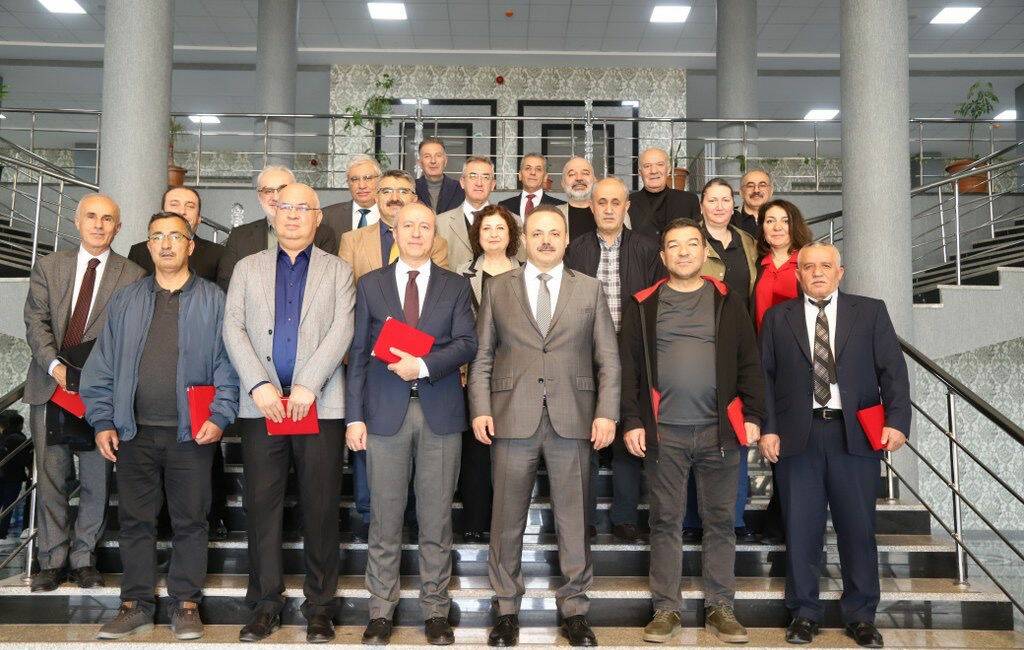 Aksaray Üniversitesi’nin 20. kuruluş yılı etkinliklerinde düzenlenen törende, en kıdemli