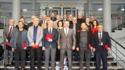Aksaray Üniversitesi’nin 20. kuruluş yılı etkinliklerinde düzenlenen törende, en kıdemli
