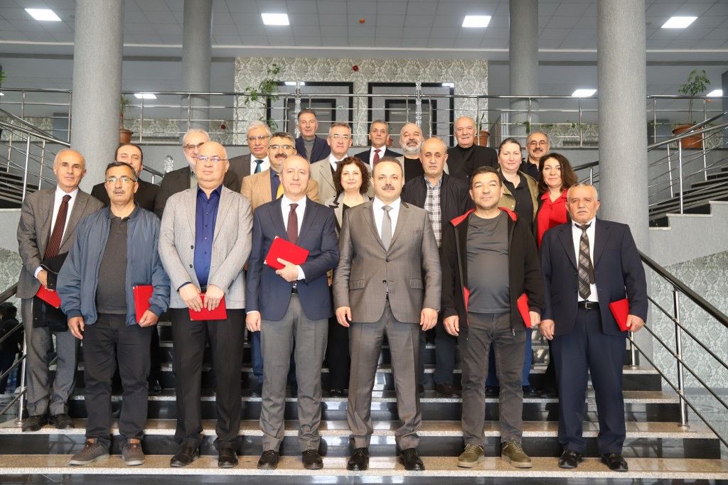 Aksaray Üniversitesi’nin 20. kuruluş yılı etkinliklerinde düzenlenen törende, en kıdemli