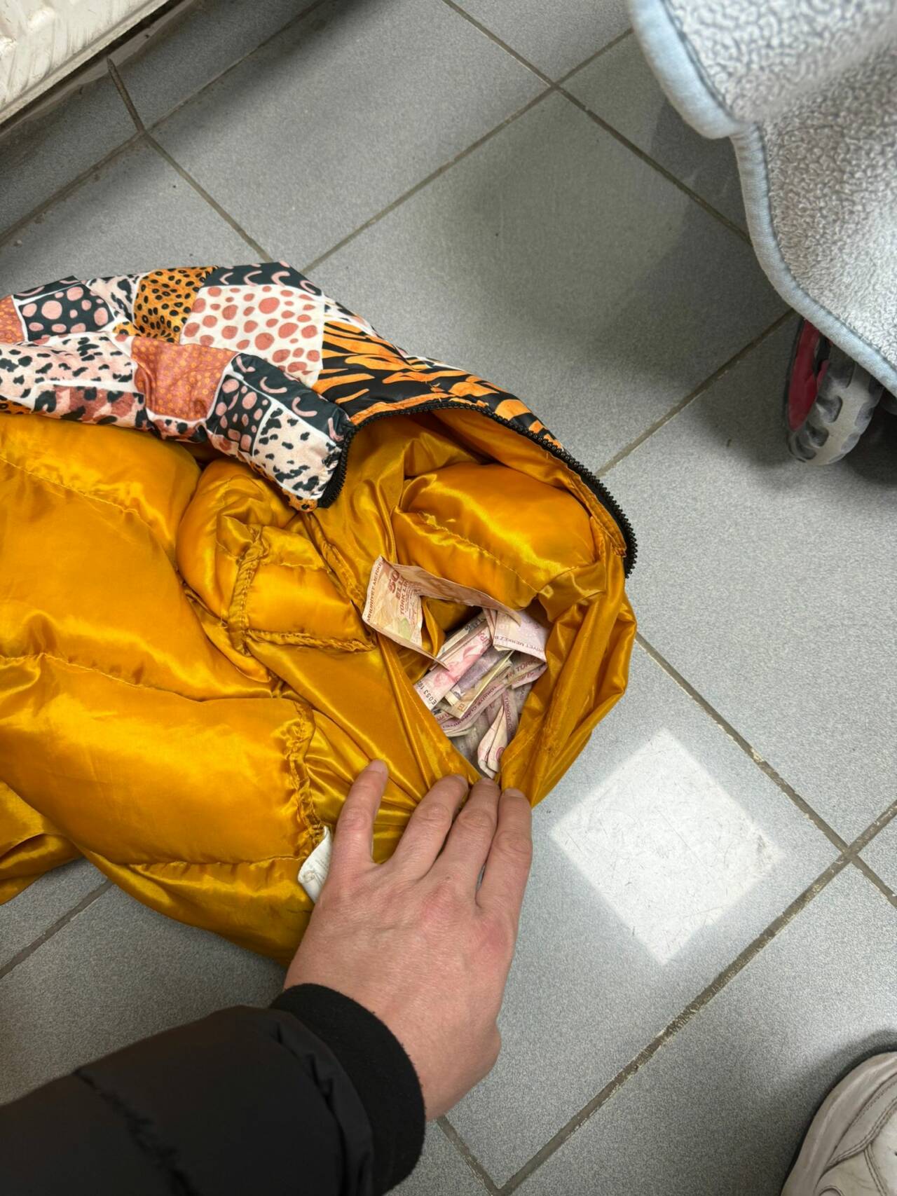 Sivas'ta zabıta ekiplerince yakalanan dilencinin üzerinden çıkan 1650 liraya el