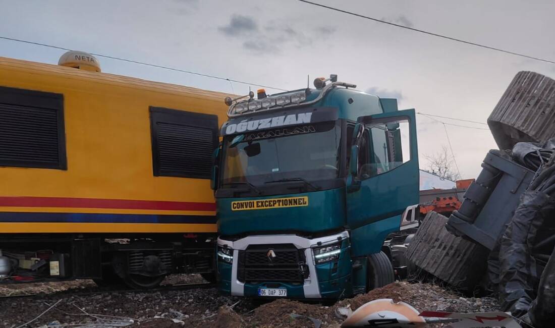 Nevşehir'in Kozaklı ilçesinde lokomotifin hemzemin geçitte tıra çarpması sonucu iki