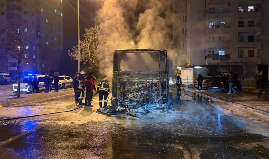 Kayseri'de seyir halindeyken alev alan özel halk otobüsü yanarak kullanılamaz