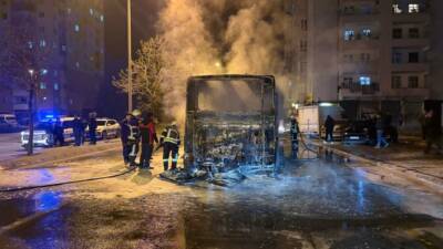 Kayseri'de seyir halindeyken alev alan özel halk otobüsü yanarak kullanılamaz