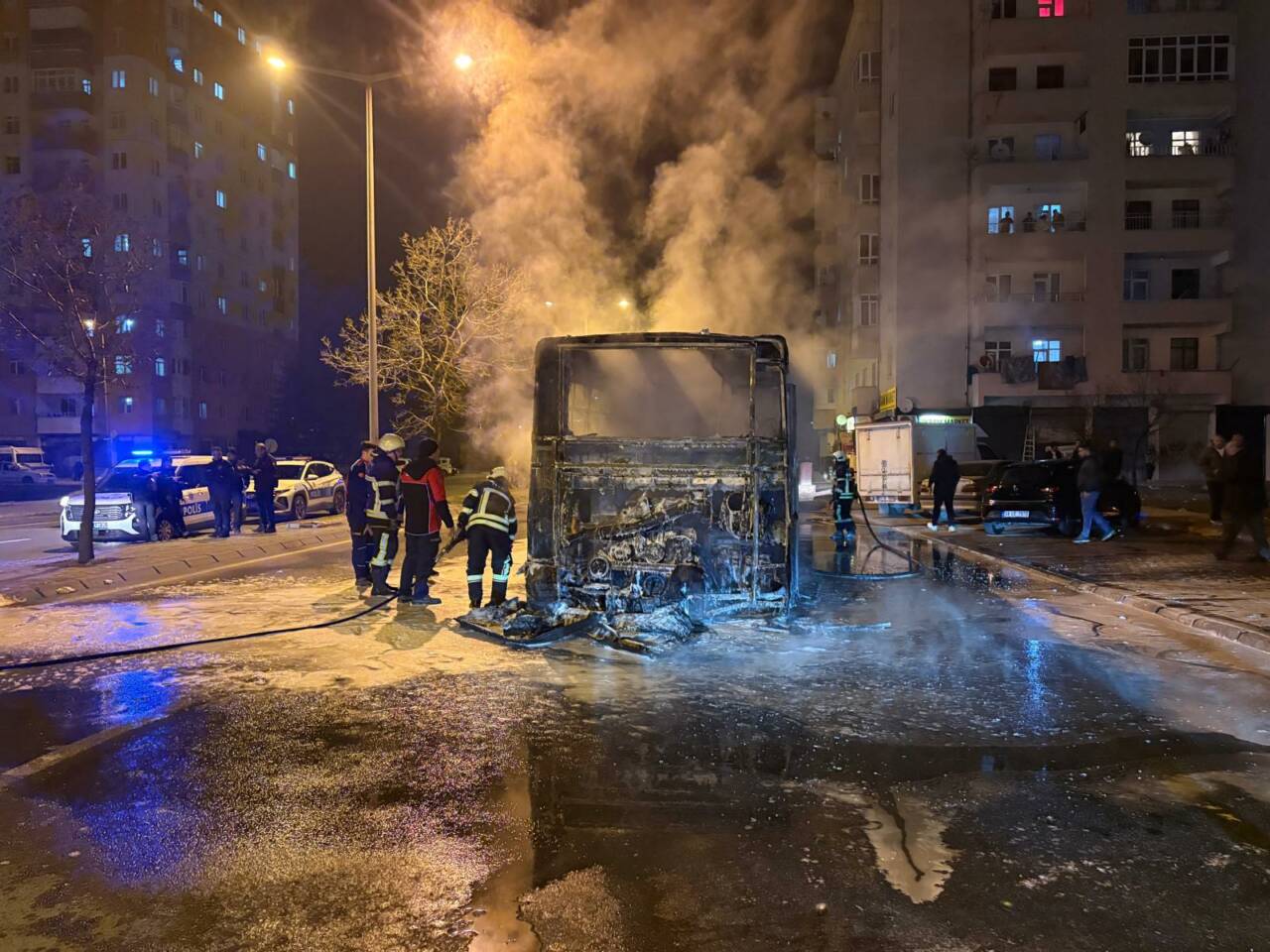Kayseri'de seyir halindeyken alev alan özel halk otobüsü yanarak kullanılamaz