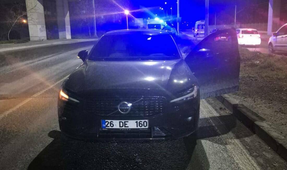 Eskişehir'de 2 otomobilin çarpışması sonucu meydana gelen kazada 3 kişi
