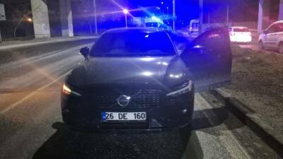 Eskişehir'de 2 otomobilin çarpışması sonucu meydana gelen kazada 3 kişi