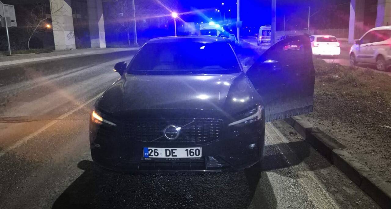 Eskişehir'de 2 otomobilin çarpışması sonucu meydana gelen kazada 3 kişi