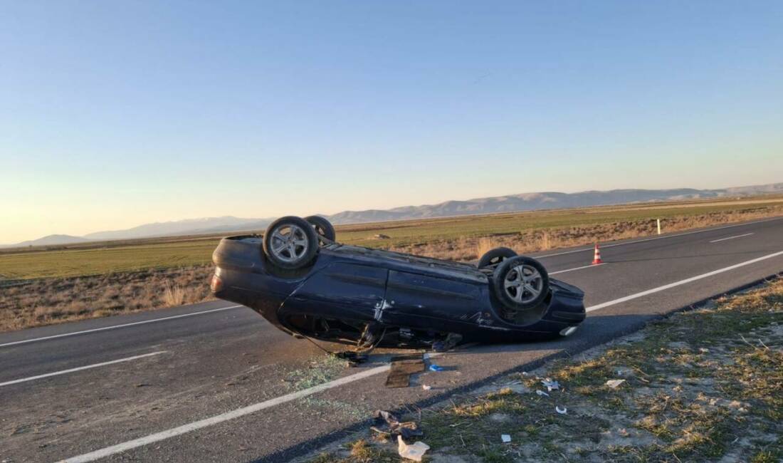 Akşehir'de takla atan otomobildeki iki ikişi yaralandı.