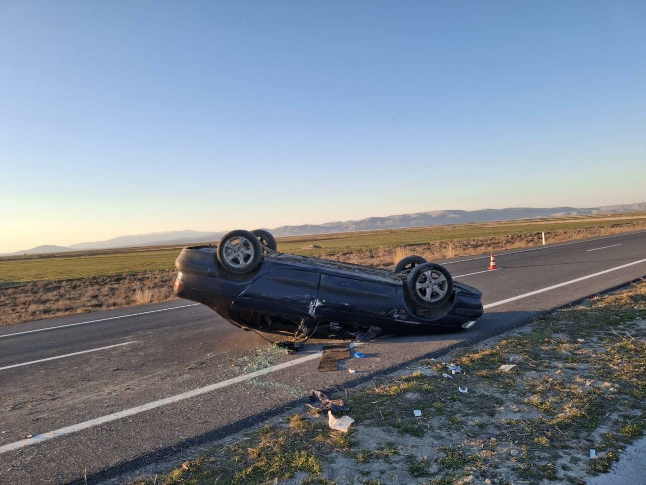 Akşehir'de takla atan otomobildeki iki ikişi yaralandı.