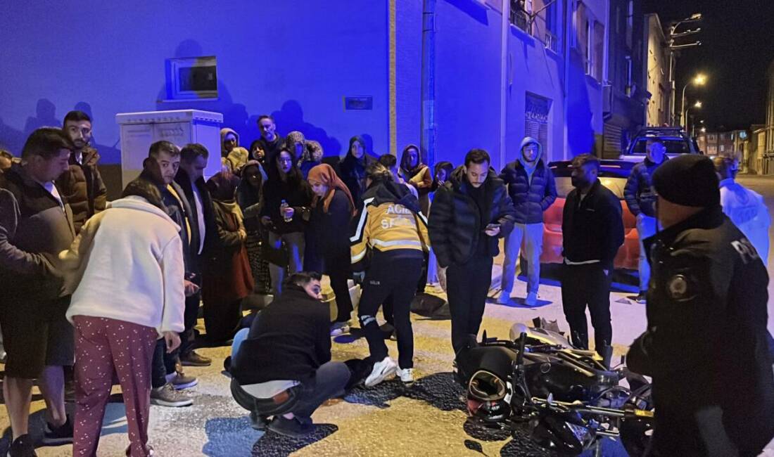 Eskişehir'in Odunpazarı ilçesinde, otomobille çarpışan motosikletteki 2 kişi yaralandı.