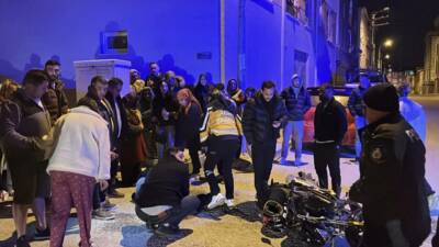 Eskişehir'in Odunpazarı ilçesinde, otomobille çarpışan motosikletteki 2 kişi yaralandı.