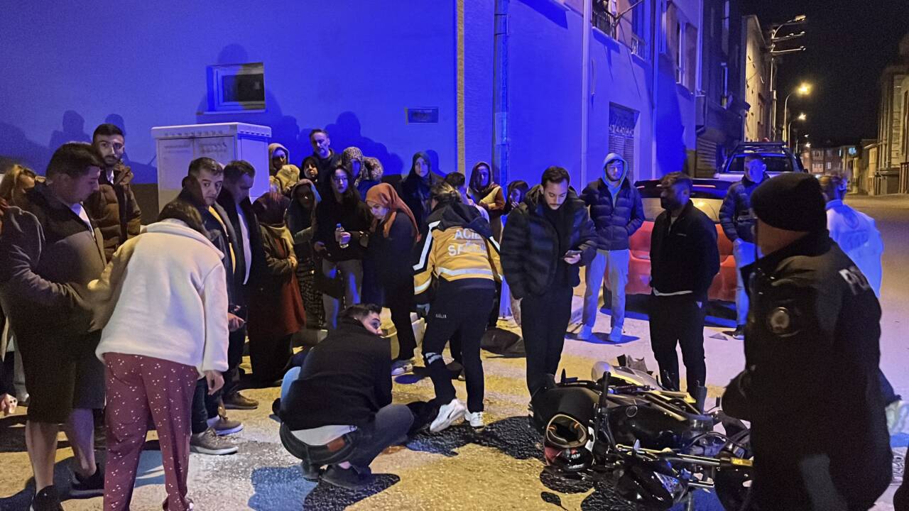 Eskişehir'in Odunpazarı ilçesinde, otomobille çarpışan motosikletteki 2 kişi yaralandı.
