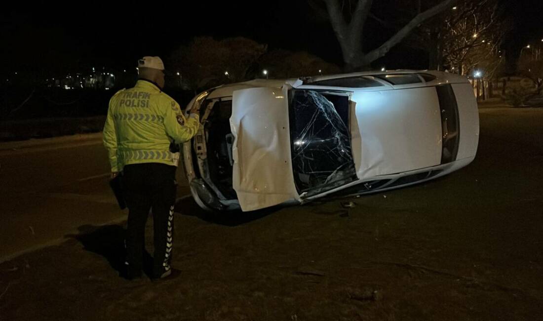 Eskişehir'in Tepebaşı ilçesinde devrilen otomobilin sürücüsü yaralandı.