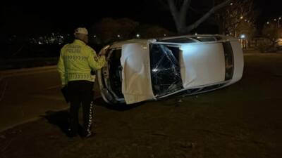 Eskişehir'in Tepebaşı ilçesinde devrilen otomobilin sürücüsü yaralandı.