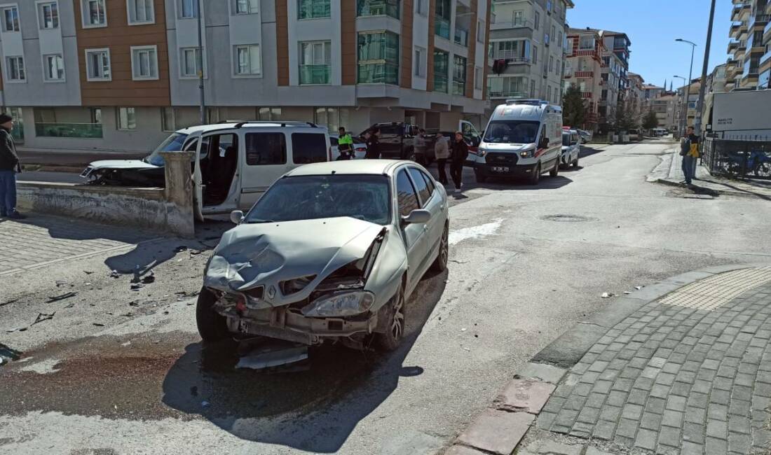 Ankara’nın Kahramankazan ilçesinde 2 aracın karıştığı trafik kazasında 2 kişi