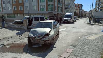 Ankara’nın Kahramankazan ilçesinde 2 aracın karıştığı trafik kazasında 2 kişi