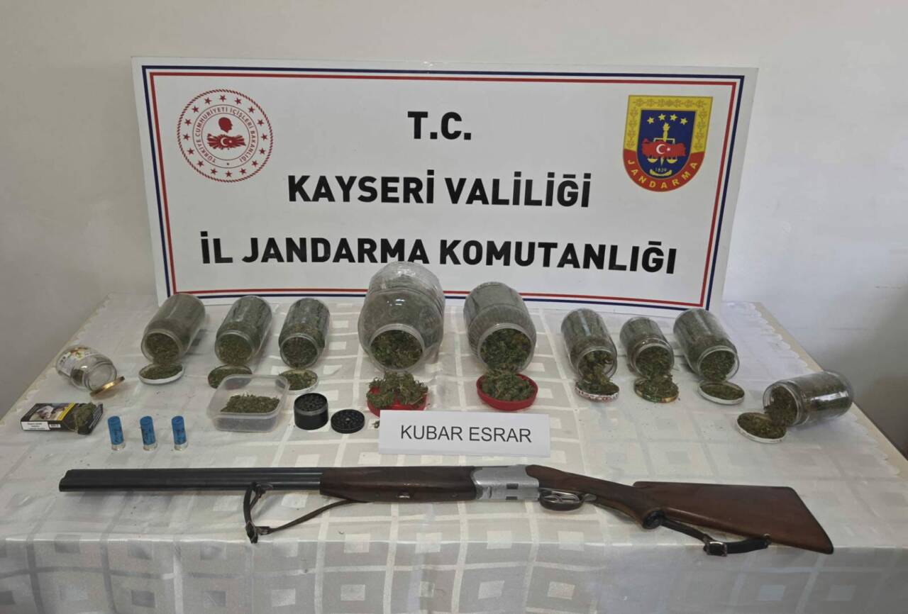 Kayseri'de jandarma ekipleri tarafından düzenlenen operasyonda 915 gram uyuşturucu madde