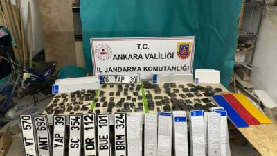 Ankara'nın Keçiören ilçesinde, jandarma ekiplerince düzenlenen operasyonda 900 sahte plaka