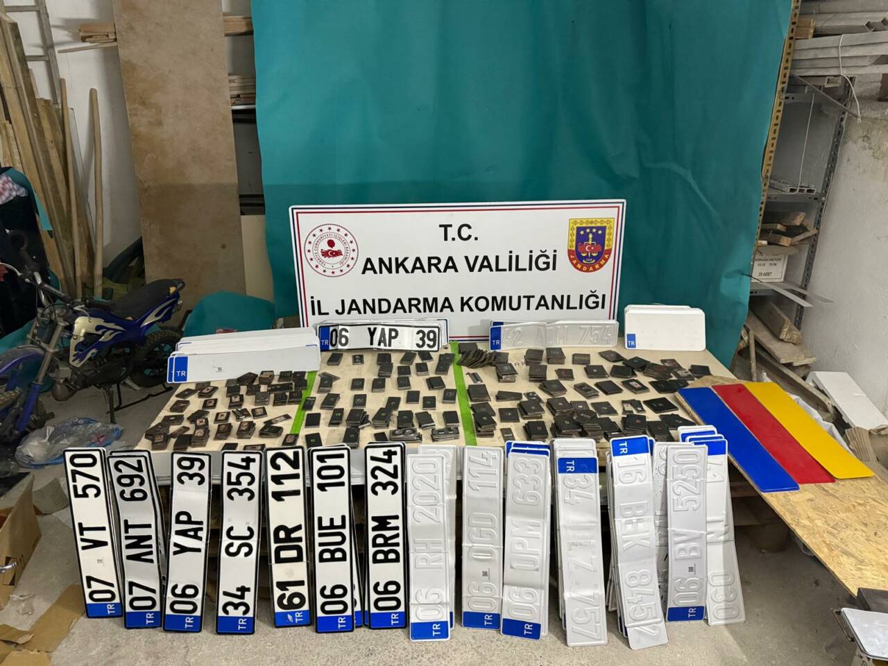 Ankara'nın Keçiören ilçesinde, jandarma ekiplerince düzenlenen operasyonda 900 sahte plaka