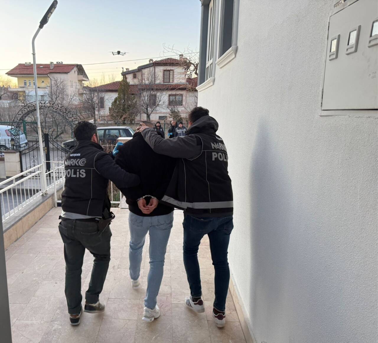 Nevşehir'in Avanos ilçesinde düzenlenen eş zamanlı uyuşturucu operasyonunda gözaltına alınan