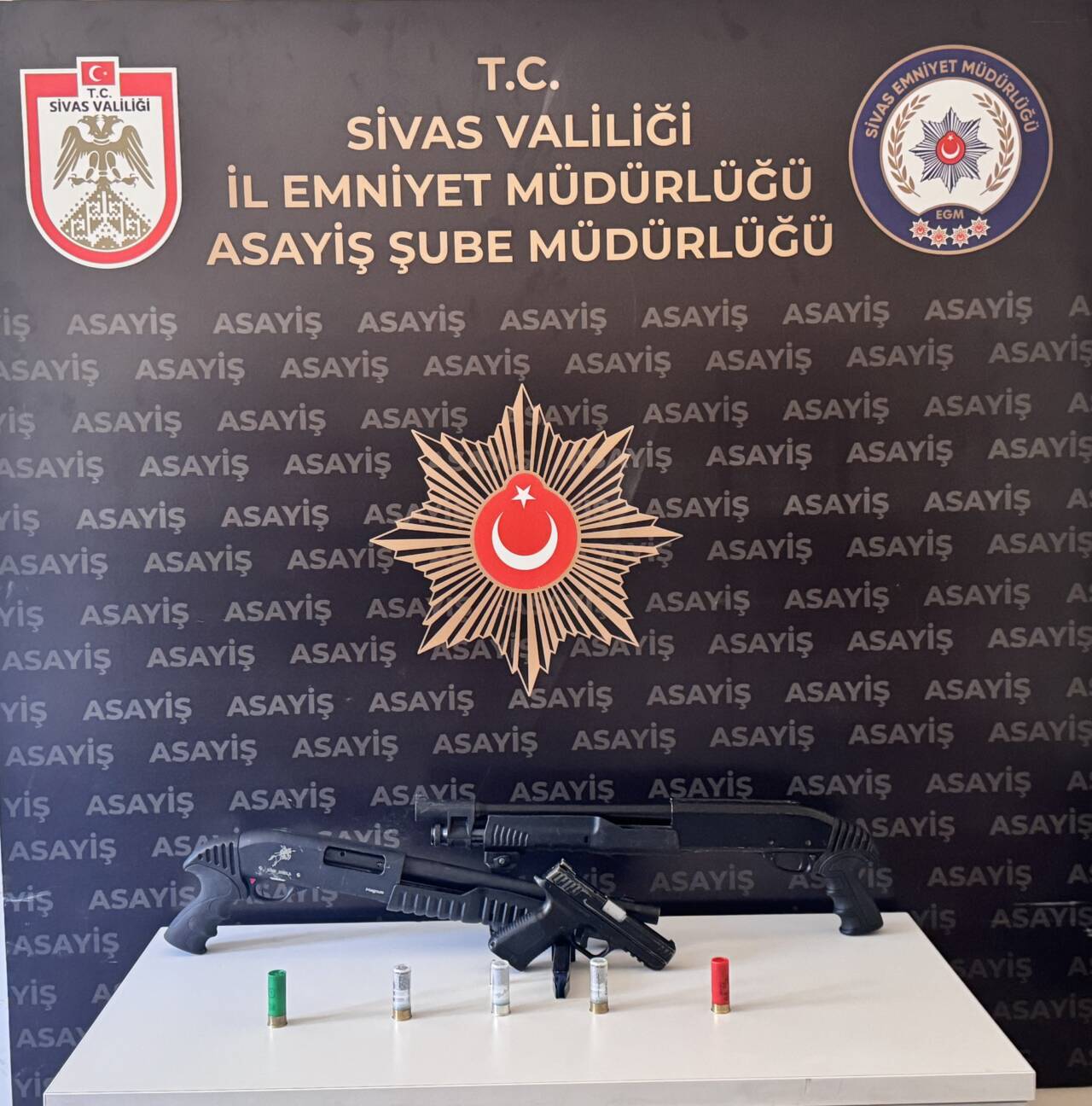 Sivas'ta pompalı tüfeklerle bir otomobile ateş açtıkları gerekçesiyle gözaltına alınan