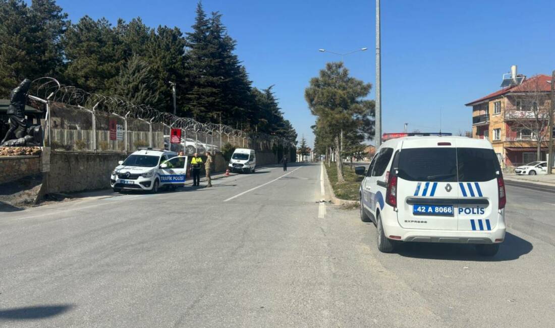 Akşehir'de trafik uygulamasında plakasız motosikletiyle trafik polisine çarpan 17 yaşındaki