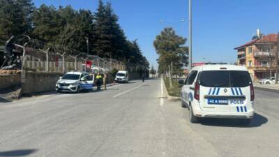 Akşehir'de trafik uygulamasında plakasız motosikletiyle trafik polisine çarpan 17 yaşındaki
