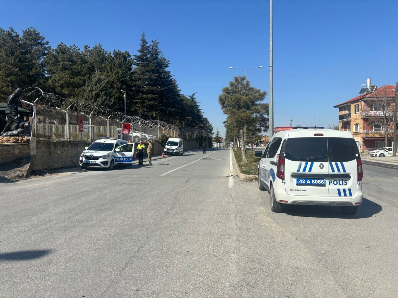 Akşehir'de trafik uygulamasında plakasız motosikletiyle trafik polisine çarpan 17 yaşındaki