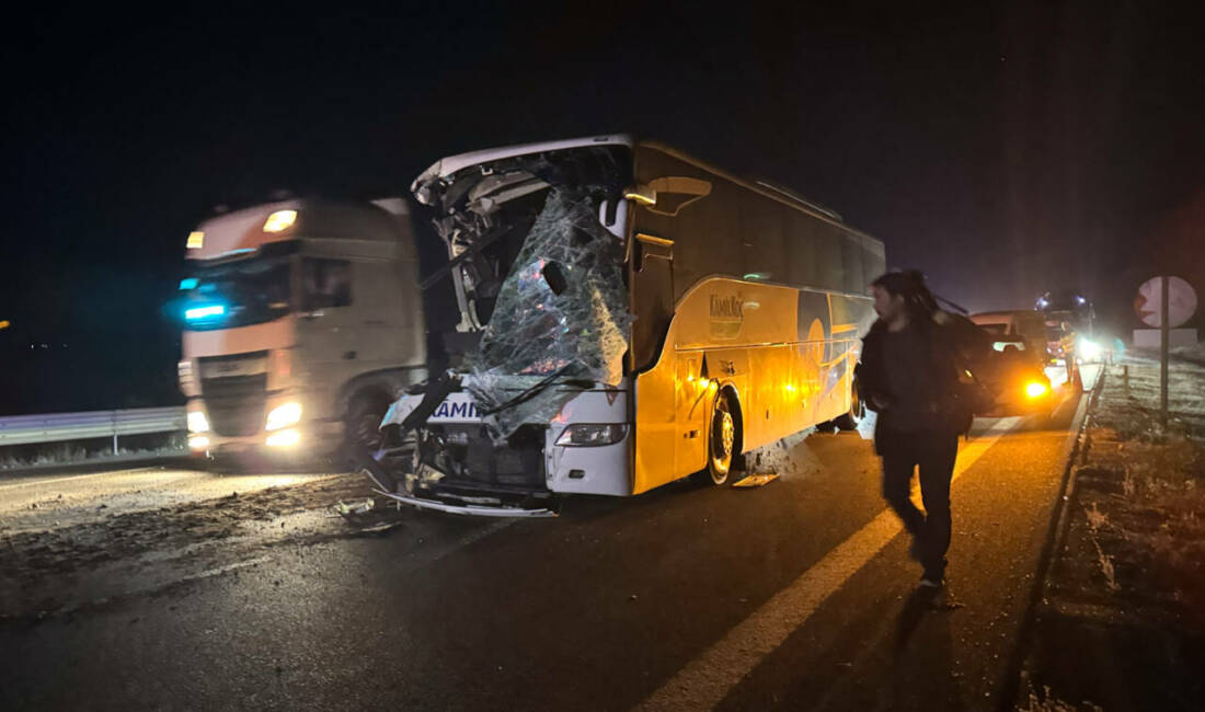 Ankara’nın Kızılcahamam ilçesinde yolcu otobüsü ile çekicinin çarpışması sonucu 1