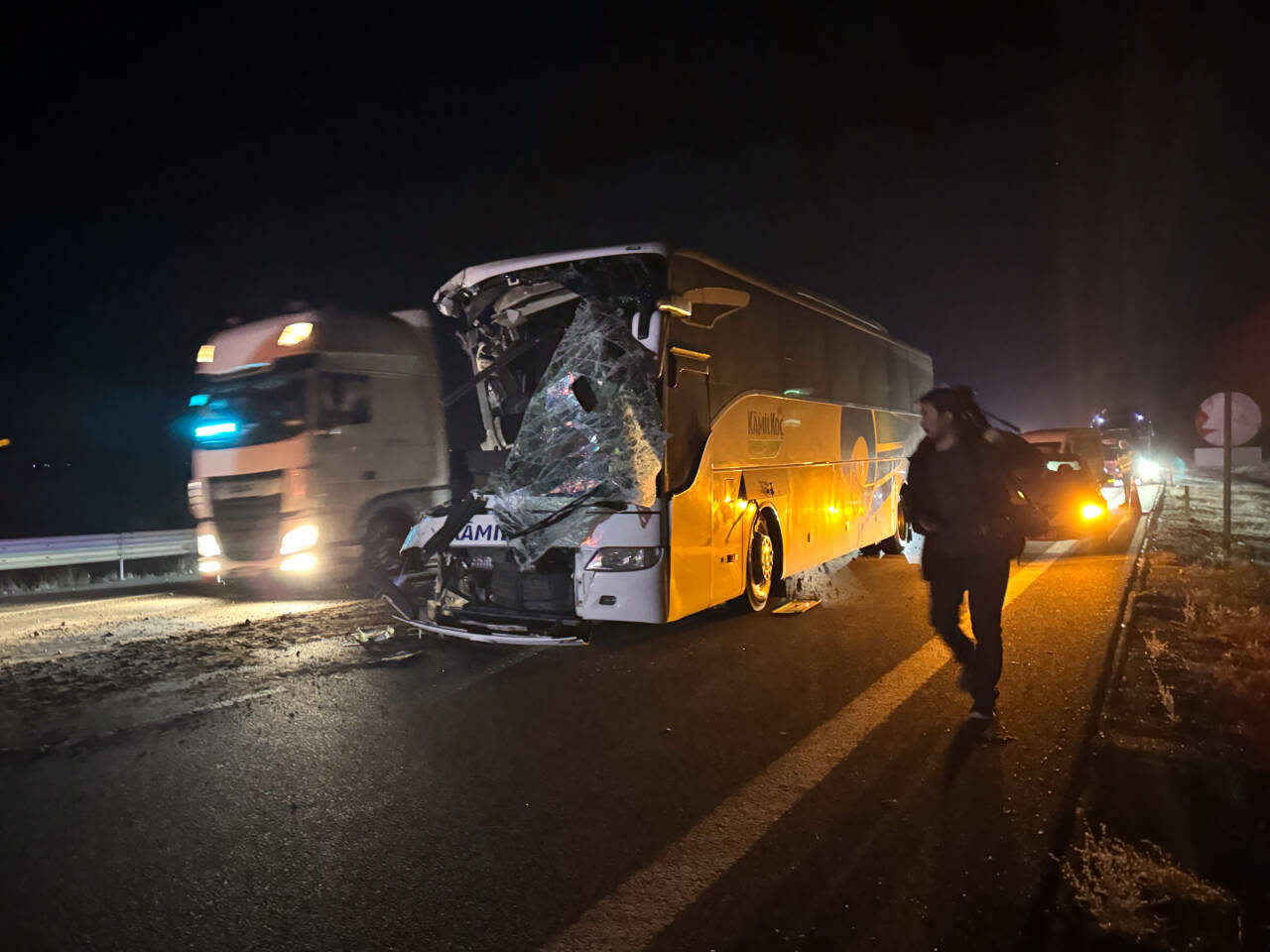 Ankara’nın Kızılcahamam ilçesinde yolcu otobüsü ile çekicinin çarpışması sonucu 1