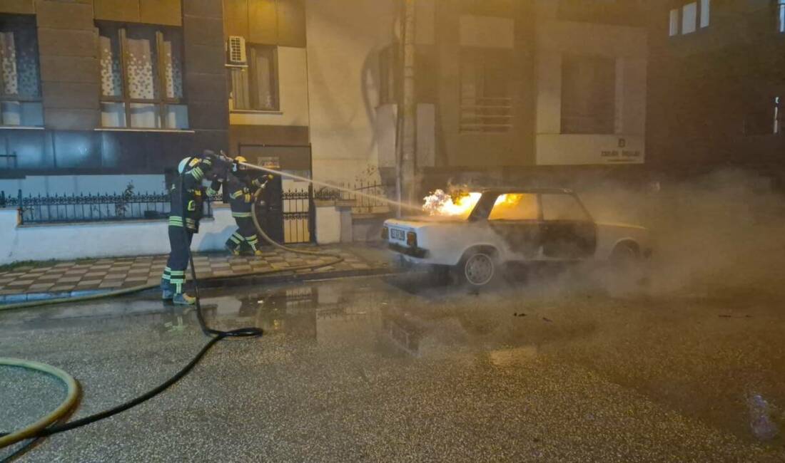 Eskişehir'in Odunpazarı ilçesinde, park halindeki otomobilde çıkan yangın itfaiye ekiplerince