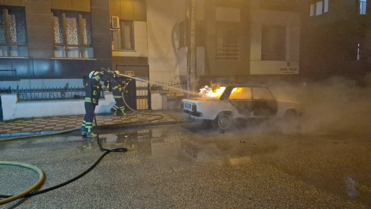 Eskişehir'in Odunpazarı ilçesinde, park halindeki otomobilde çıkan yangın itfaiye ekiplerince