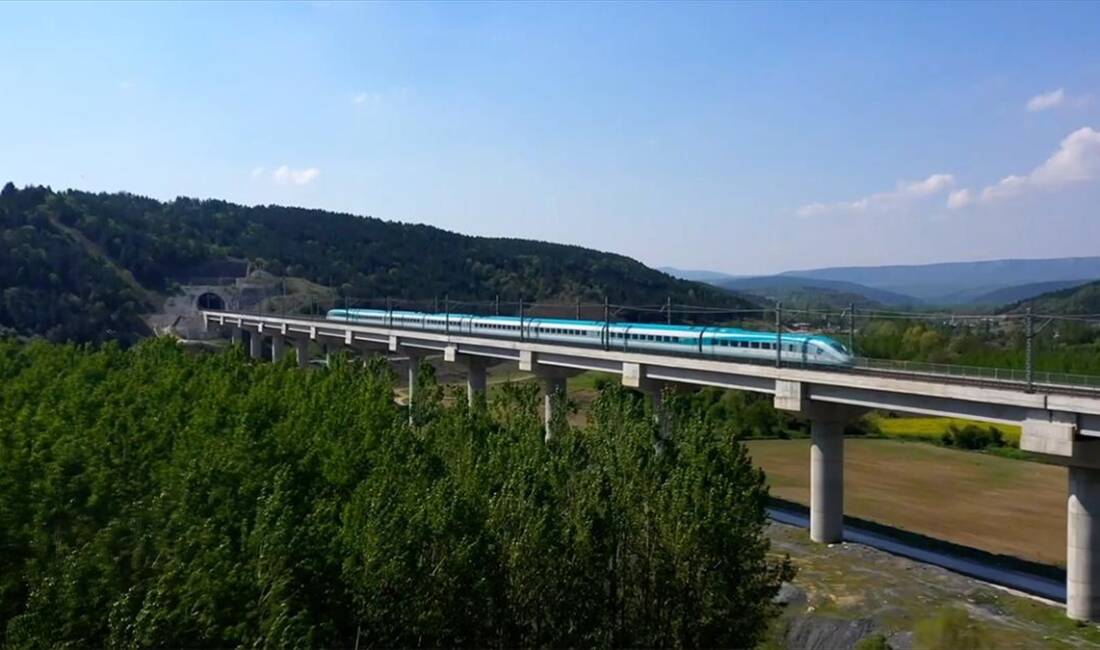 Uraloğlu, Türkiye'nin ilk YHT hattı olan Ankara-Eskişehir Hattı'nın işletmeye alınmasının
