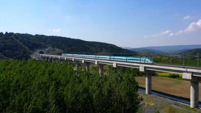 Uraloğlu, Türkiye'nin ilk YHT hattı olan Ankara-Eskişehir Hattı'nın işletmeye alınmasının
