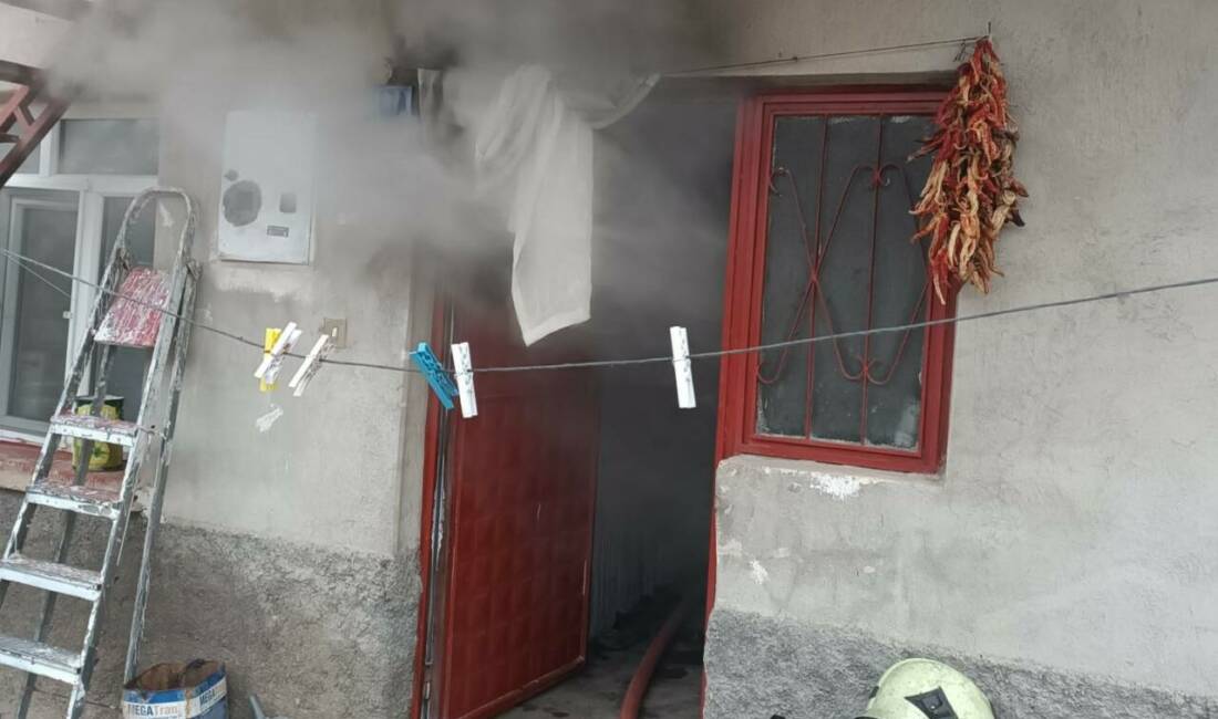 Konya'nın Beyşehir ilçesinde müstakil evde çıkan yangında dumandan etkilenen kadın