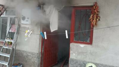 Konya'nın Beyşehir ilçesinde müstakil evde çıkan yangında dumandan etkilenen kadın