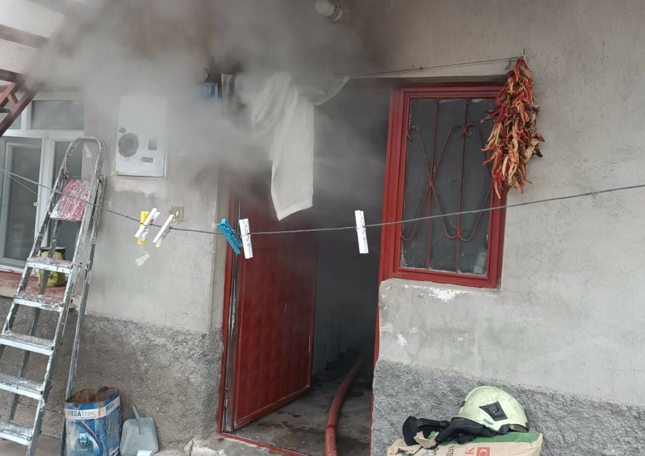 Konya'nın Beyşehir ilçesinde müstakil evde çıkan yangında dumandan etkilenen kadın