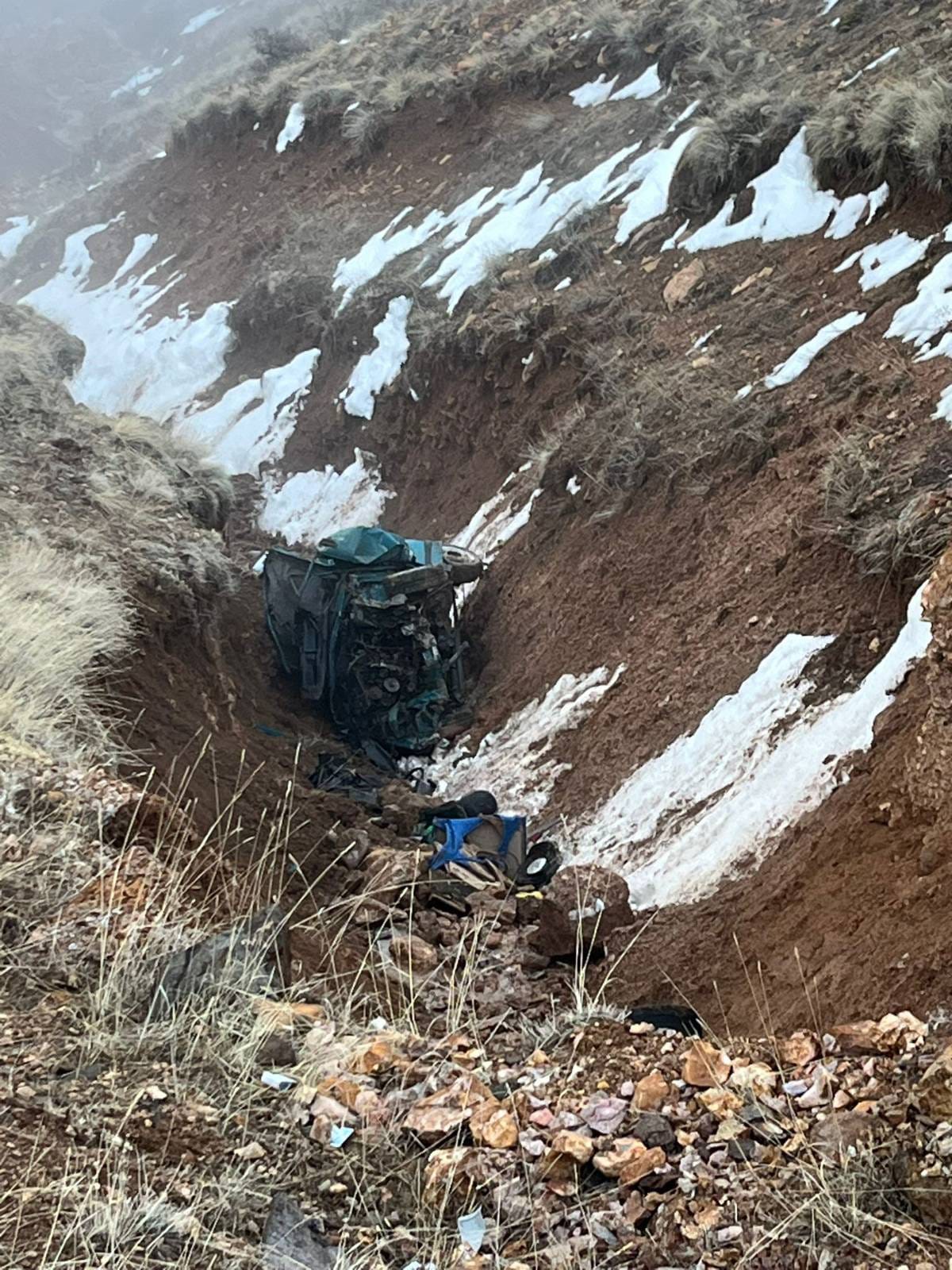 Niğde'de şarampole devrilen otomobildeki 2 kişi hayatını kaybetti, 2 kişi
