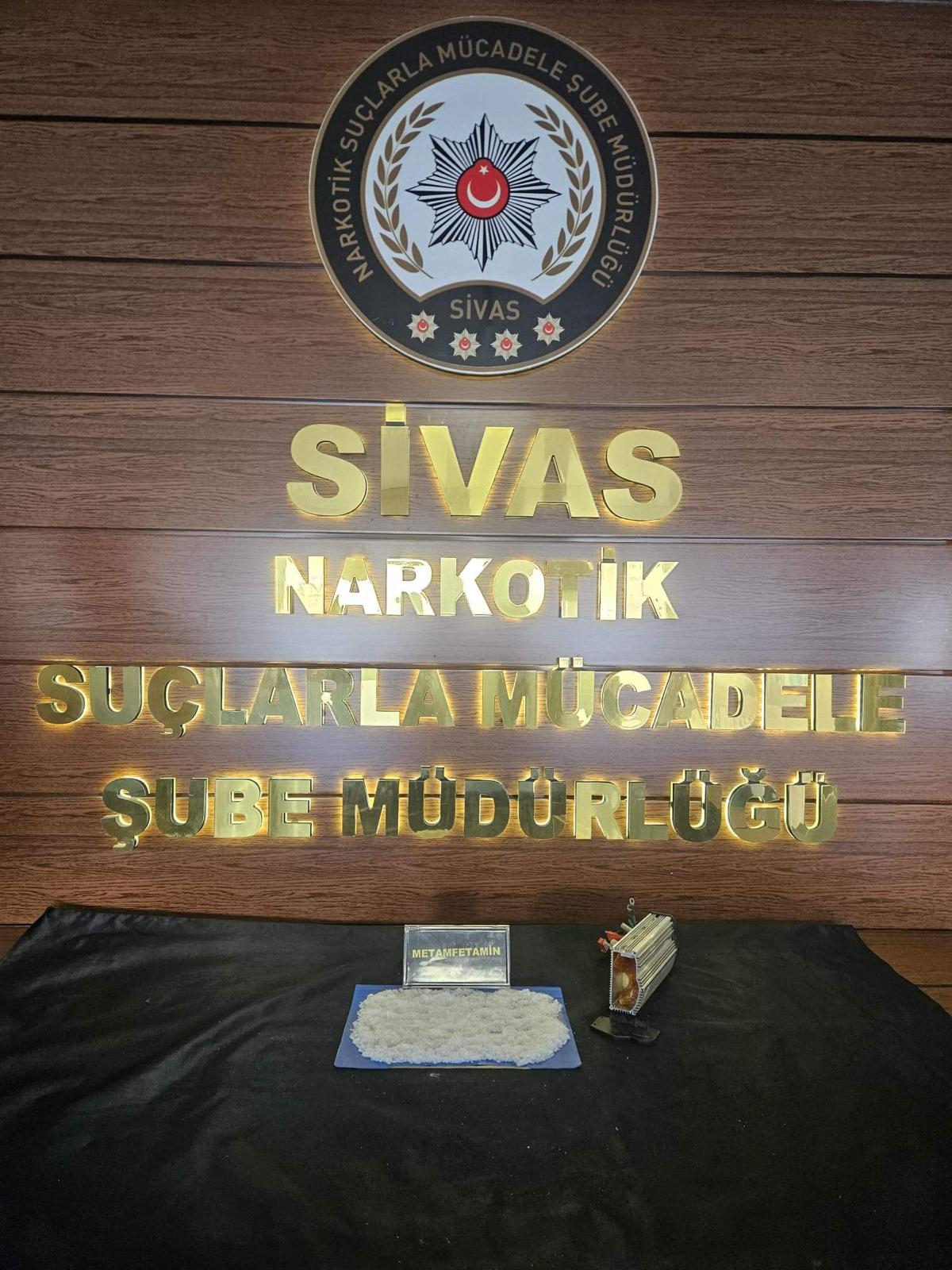 Sivas'ta polis ekiplerince düzenlenen uyuşturucu operasyonunda gözaltına alınan 6 zanlıdan