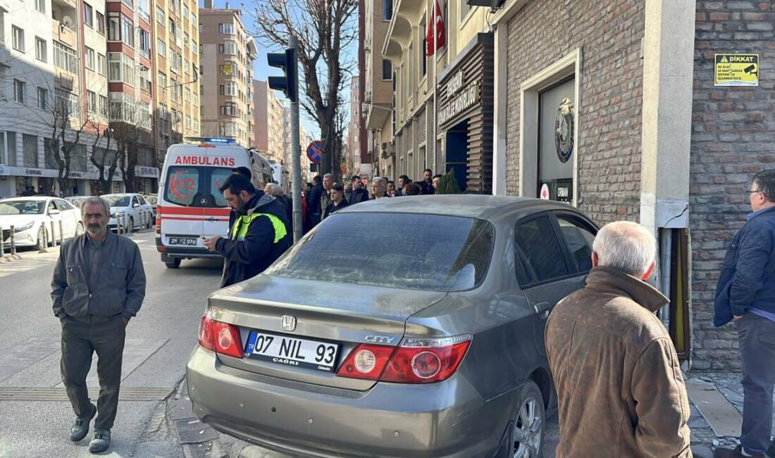 Odunpazarı İlçesi'nde bir otomobilin başka bir otomobile çarptıktan sonra yayaların