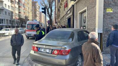 Odunpazarı İlçesi'nde bir otomobilin başka bir otomobile çarptıktan sonra yayaların