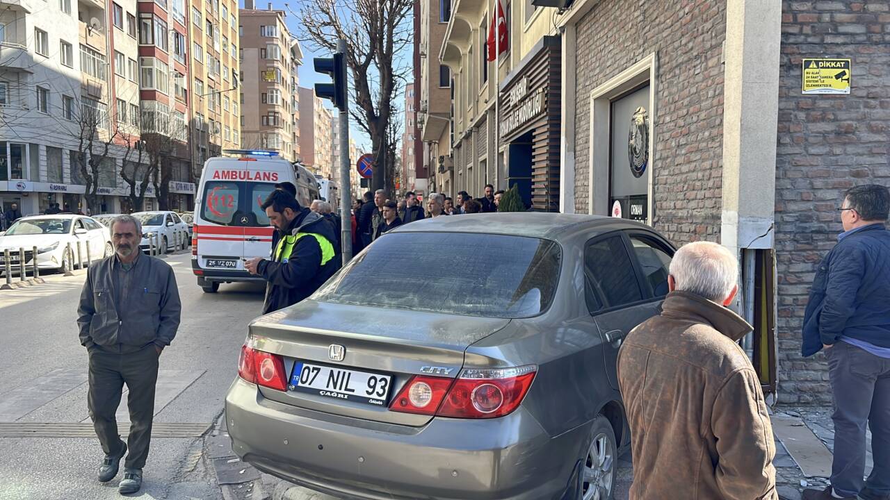 Odunpazarı İlçesi'nde bir otomobilin başka bir otomobile çarptıktan sonra yayaların