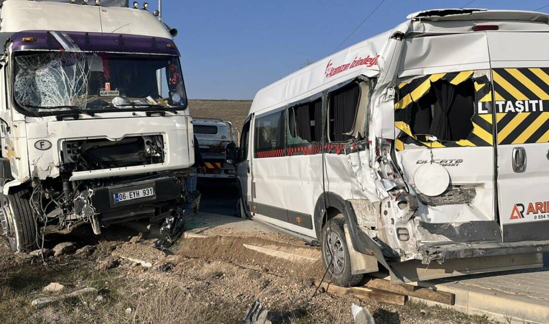 Eskişehir'de meydana gelen zincirleme trafik kazasında 12 kişi yaralandı.