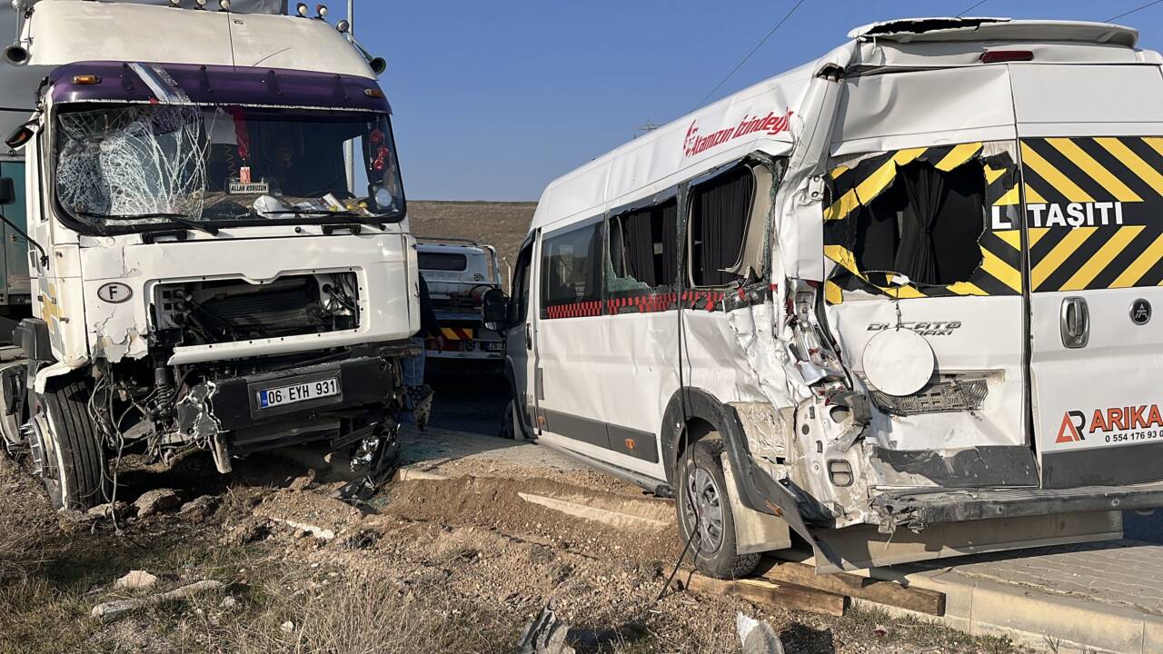 Eskişehir'de meydana gelen zincirleme trafik kazasında 12 kişi yaralandı.