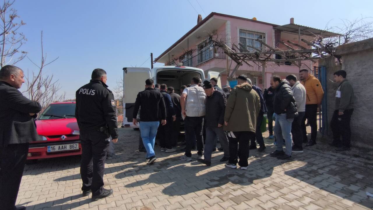  Kırıkkale'de 34 yaşındaki kişi evinde ölü bulundu.