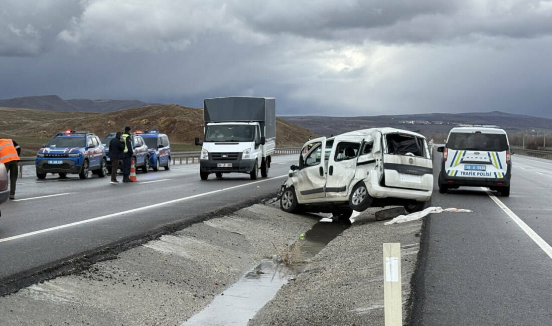 Sivas'ın Ulaş ilçesinde tır ile çarpışan hafif ticari aracın sürücüsü
