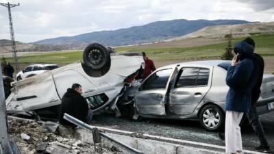 Nevşehir'de iki otomobilin çarpıştığı kazada 3 kişi yaralandı.