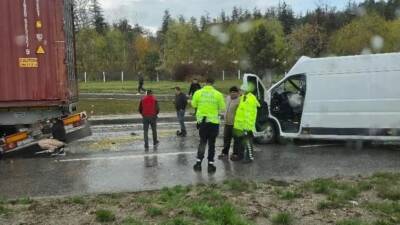 Eskişehir'de meydana gelen zincirleme trafik kazasında, araçta sıkışan 1 kişi