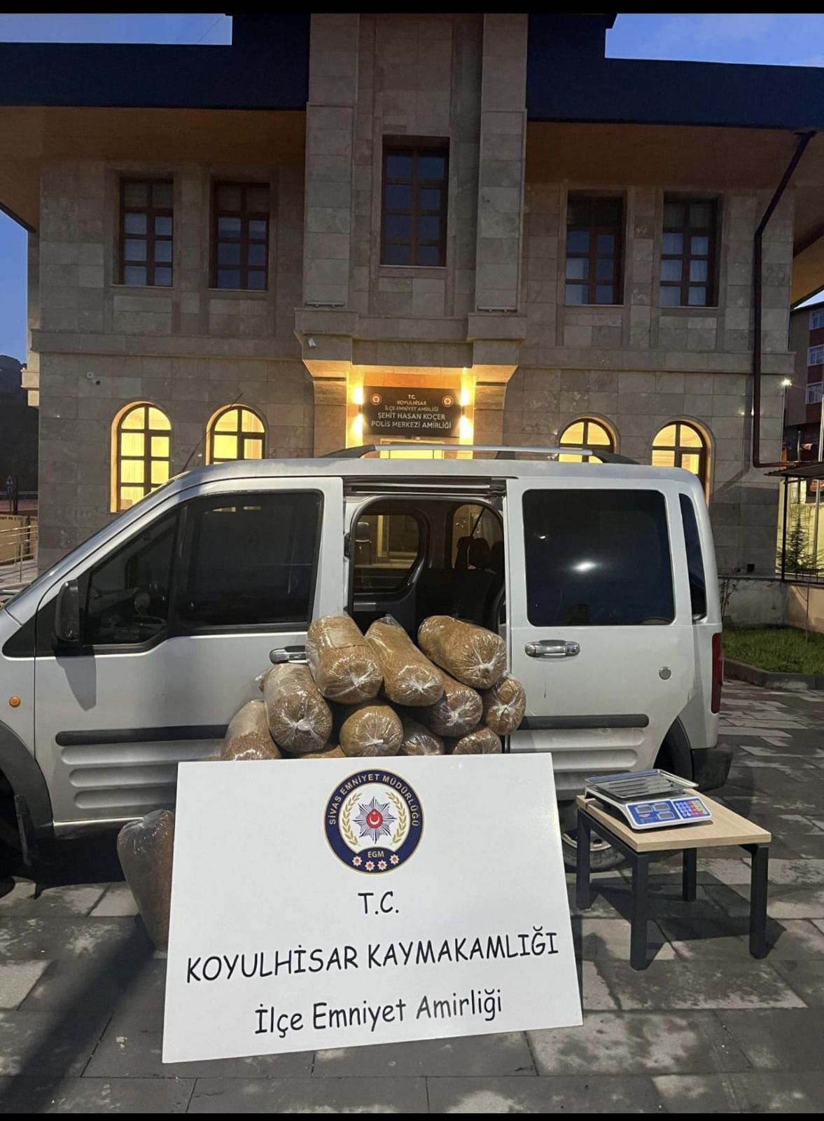 Sivas'ın Koyulhisar ilçesinde 186 kilogram gümrük kaçağı kıyılmış tütün ele