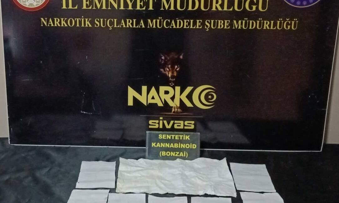 Sivas'ta düzenlenen uyuşturucu operasyonunda gözaltına alınan 2 şüpheliden 1'i tutuklandı.